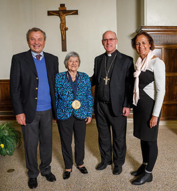 ノートルダム大聖堂エヴァンジェリウム・ヴィタ・メダルがジェローム・ルジューヌ財団に贈られる (2017)